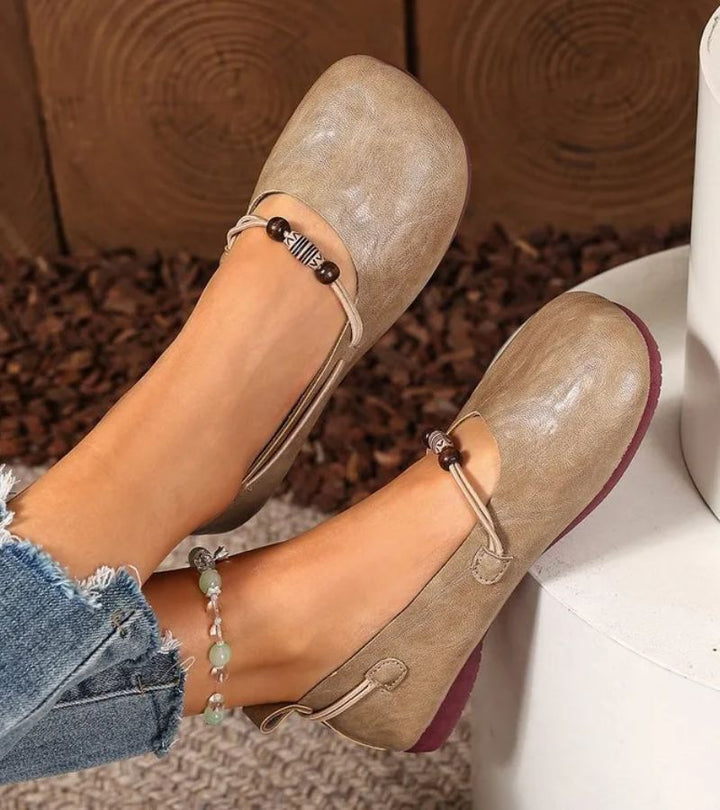 Denissa - Zapatos Planos con Puntera Cuadrada y Correa con Abalorios