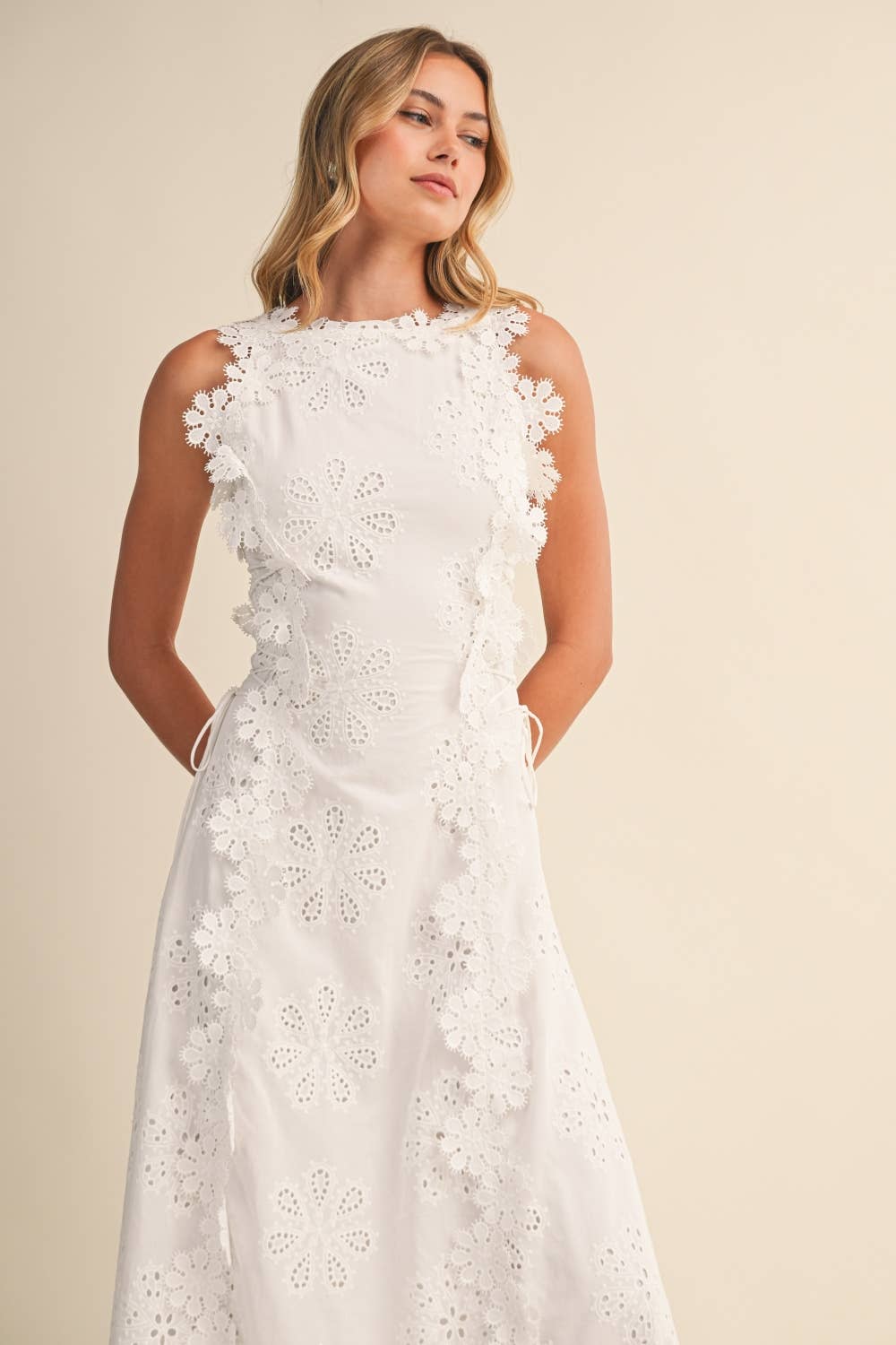 Azalia - Vestido largo sin Mangas con Bordados Florales