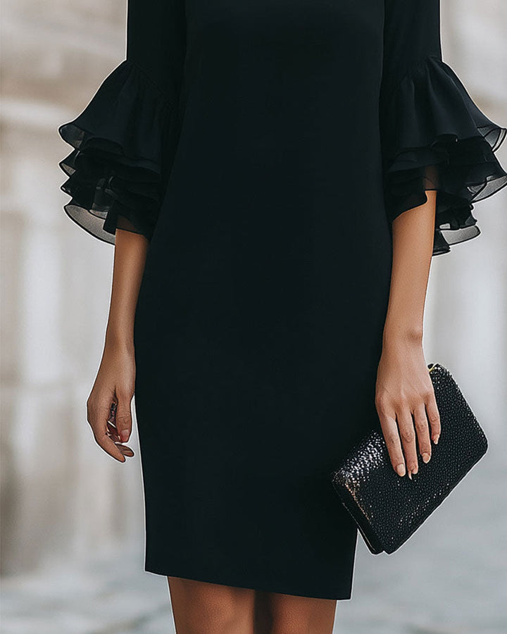 Catalinan - Vestido Ajustado con Mangas Acampanadas y Capas