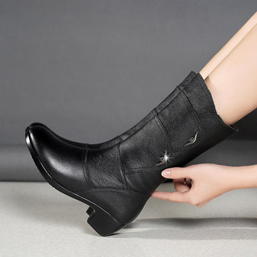 Emmia - Botas de Piel on Tacón Bajo y Detalles Decorativos