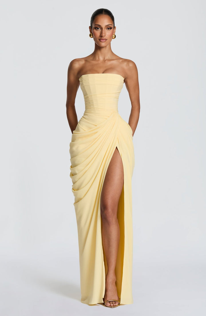 Sabrina - Vestido Largo sin Tirantes con corte Escultural y Abertura
