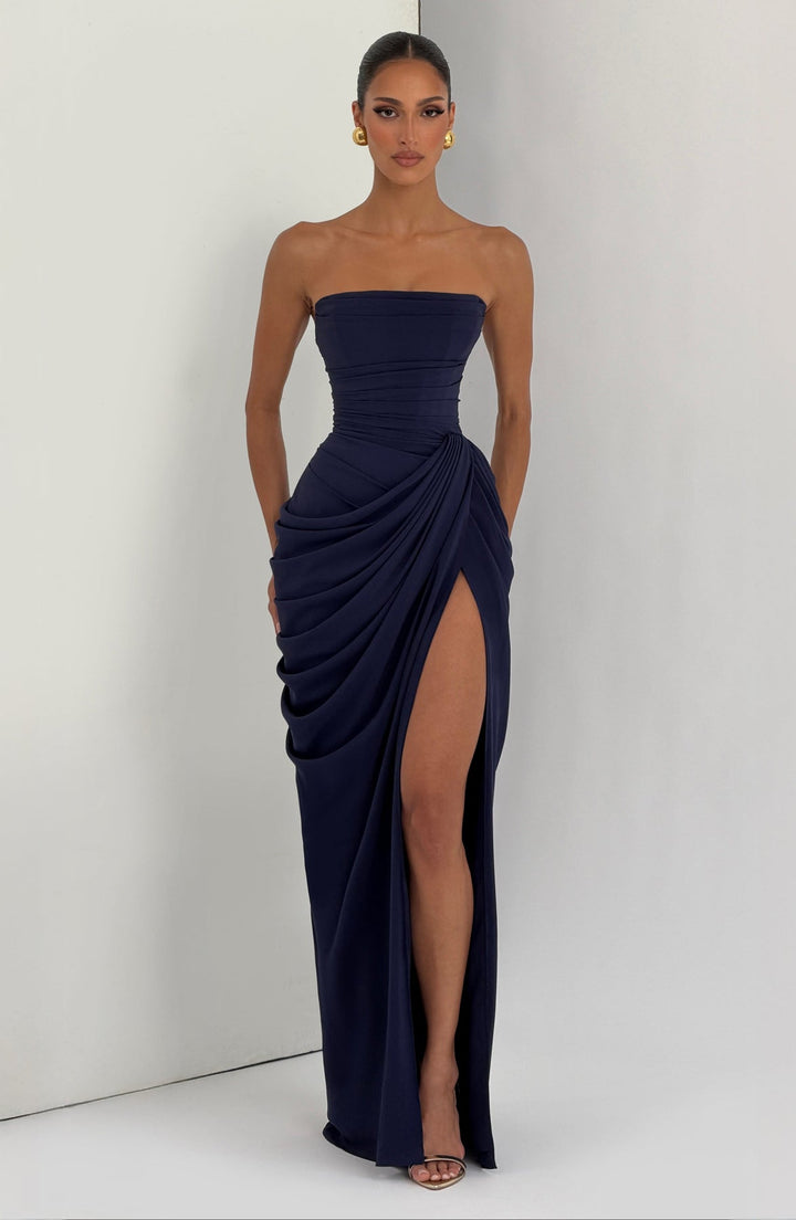 Sabrina - Vestido Largo sin Tirantes con corte Escultural y Abertura