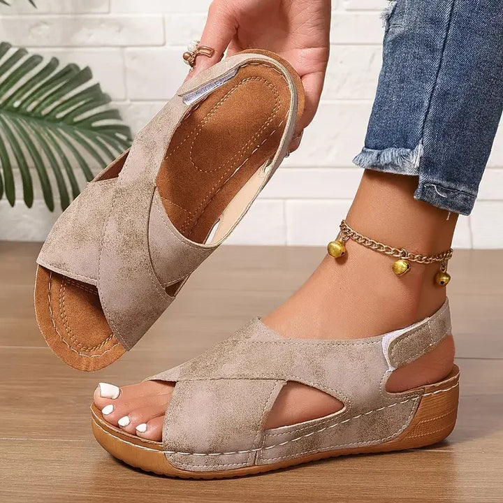 Clarisa - Correa Cruzada Sandalia De Cuña